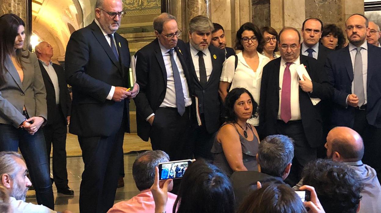 Momento de la protesta de los periodistas en los pasillos del Parlament