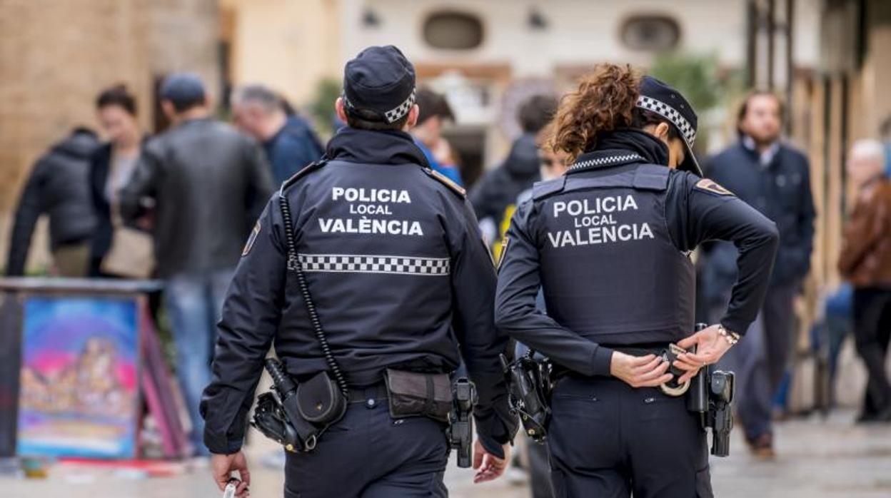 Dos policías locales de Valencia patrullando por la calle