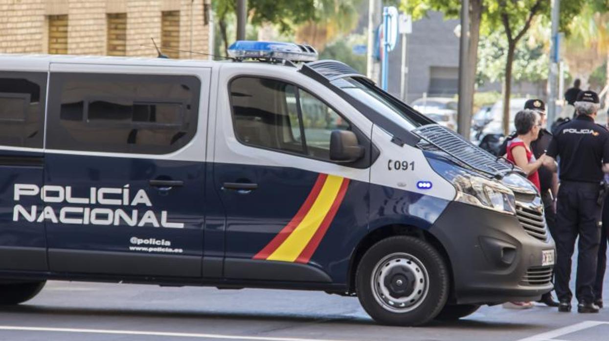 Efectivos de la Policía Nacional de Alicante durante una intervención