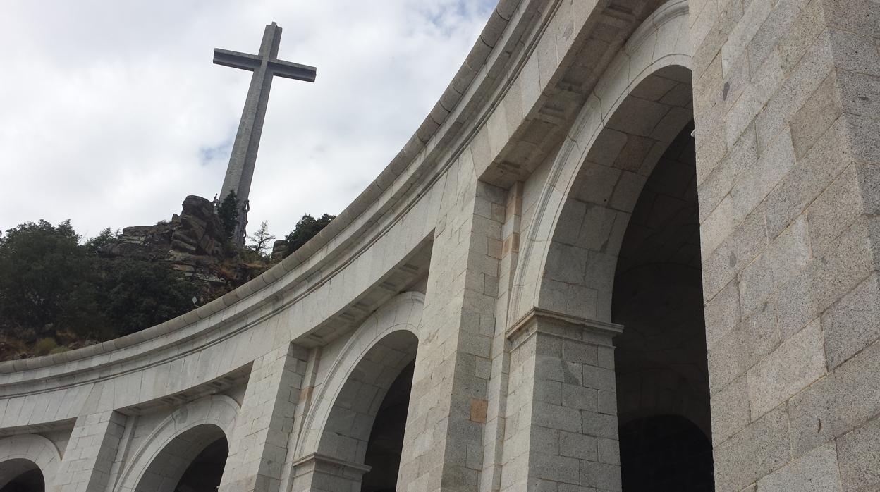 Los Franco acuden al Constitucional en un último intento para detener la exhumación