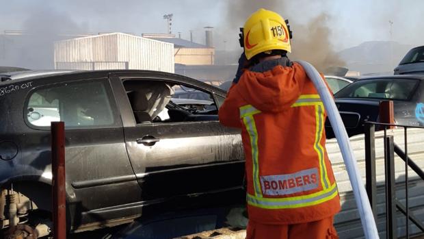Incendia el coche de su hija y se queda a ver cómo otros lo intentan apagar