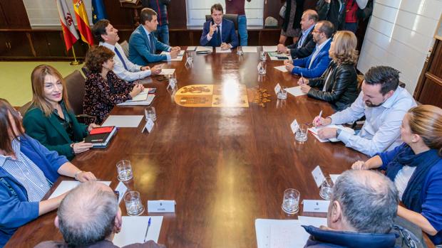 La Junta presentará en diez días una oferta a los sindicatos sobre la vuelta a las 35 horas