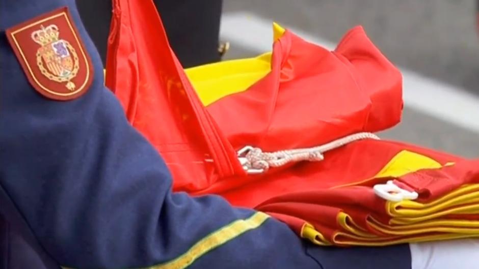 Vídeo: El izado de bandera durante la Fiesta Nacional