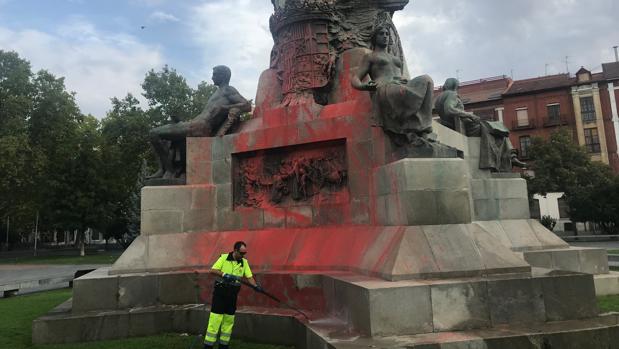 El monumento a Colón de Valladolid amanece con pintadas contra la Fiesta Nacional