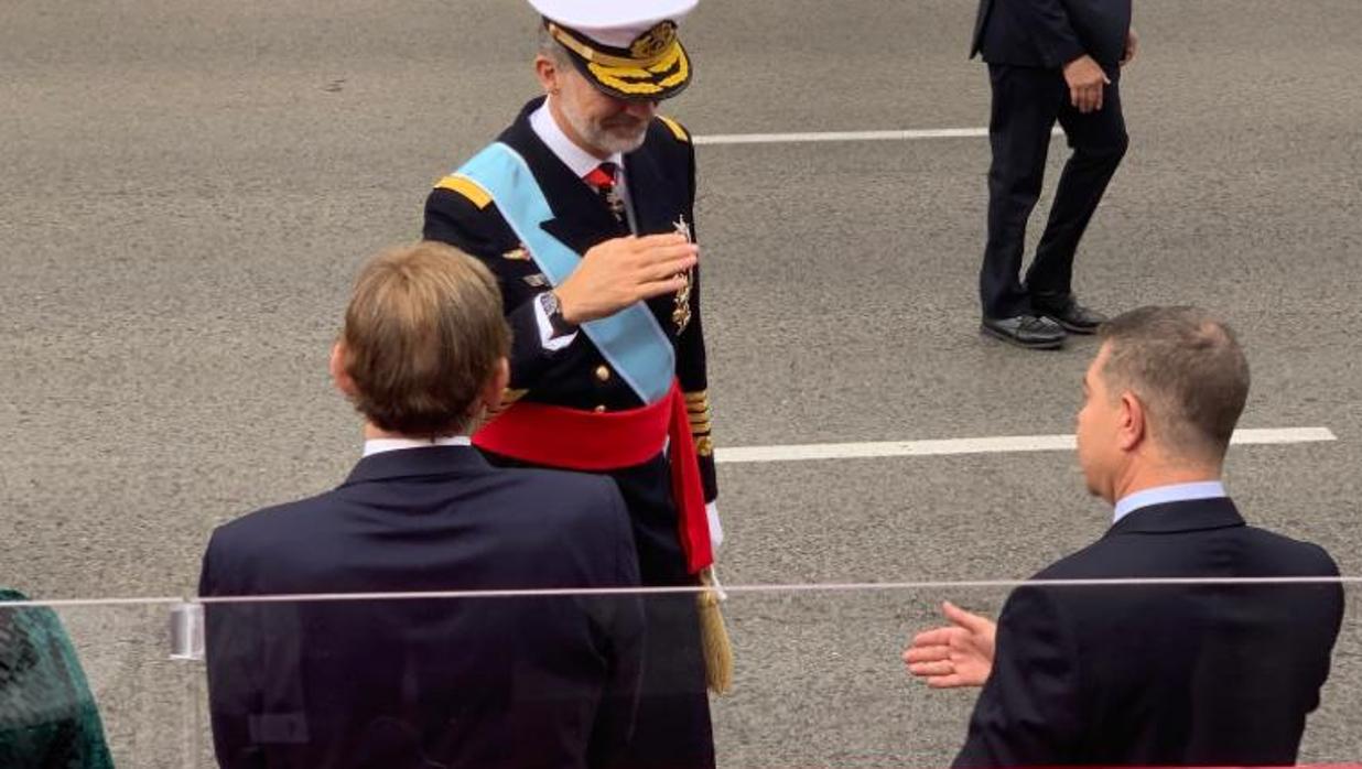 El Rey saluda al presidente de Castilla-La Mancha