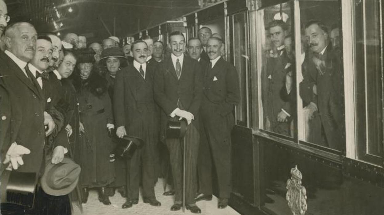 El Rey Alfonso XIII, junto a las autoridades de la época, en el viaje inaugural del Metro madrileño, el 17 de octubre de 1919. El monarca salió con los ojos cerrados; en algunas publicaciones la imagen se retocó después