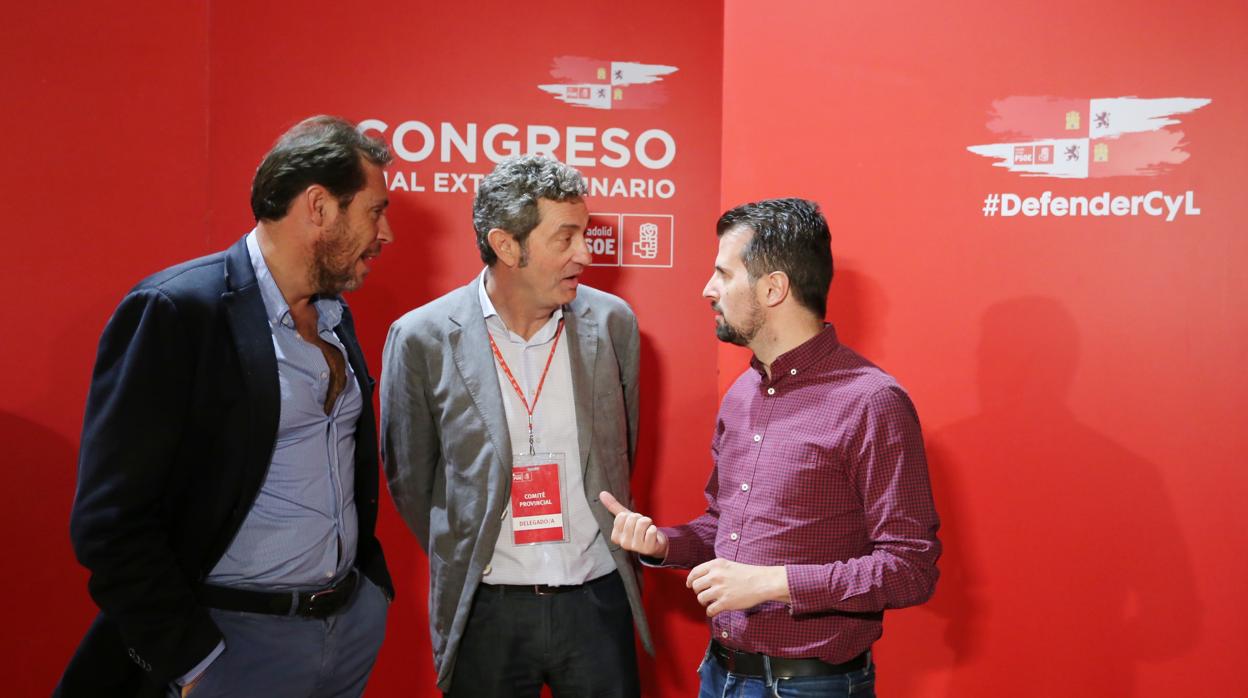 Manuel Escarda (C), nuevo secretario del PSOE de Valladolid, conversa con el líder regional socialista, Luis Tudanca, y con el alcalde de Valladolid, Óscar Puente, tras ser elegido nuevo secretario provincial del partido