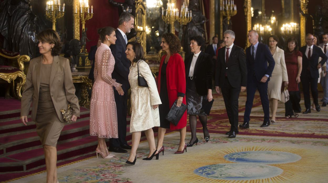 El Gobierno, en pleno, cumplimenta a los Reyes en el Palacio Real