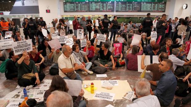 Ocupan el vestíbulo de la estación de Sants para protestar por la sentencia