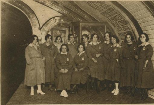 Las señoritas taquilleras: todas solteras. Al casarse, perdían el empleo (foto de 1921)