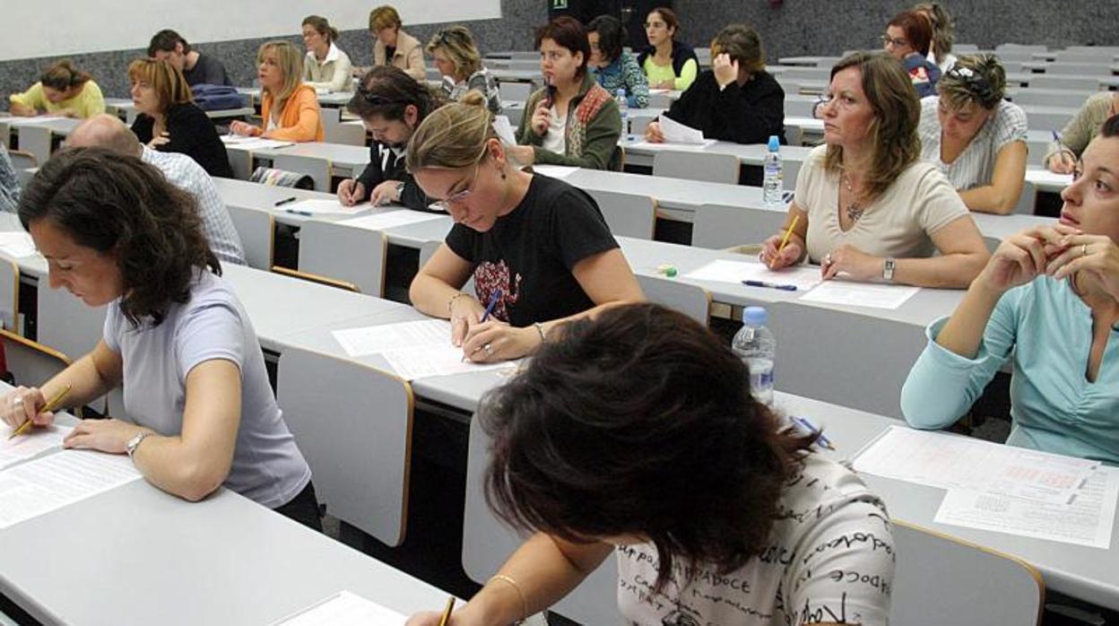 Opositores durante un examen en Valencia