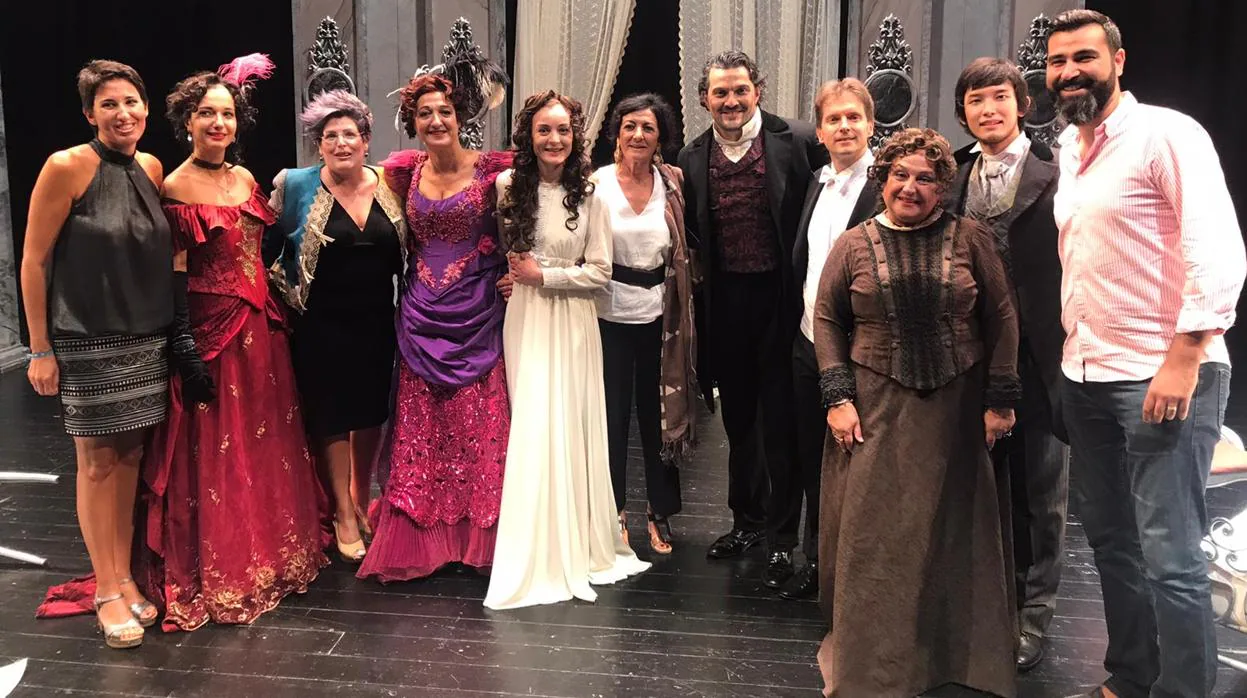 Artistas de la compañía lírica Ópera 2001 con la directora del Auditori Teulada Moraira, Maite Serrat