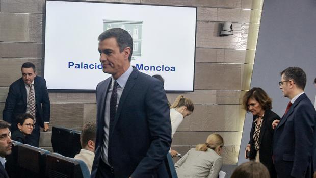 Sánchez asegura a Casado y Rivera que compartirá con ellos las «medidas excepcionales» en Cataluña si son necesarias