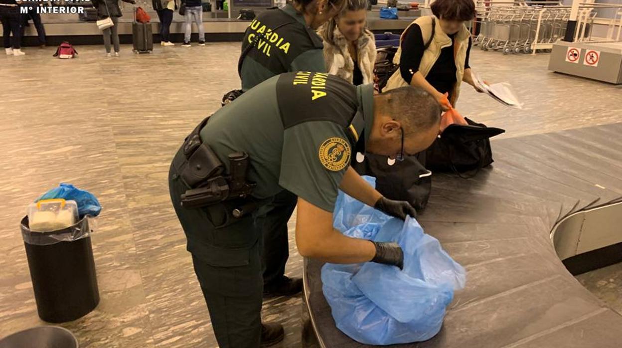 Agentes revisando equipajes durante la incautación de alimentos sin control procedentes de Rumanía