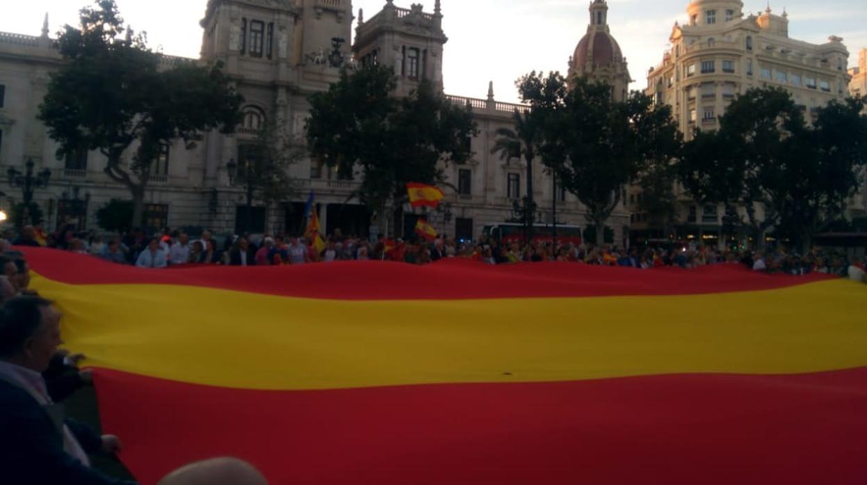 Foto difundida por España 2000 en sus redes sociales de la concentración con la bandera gigante