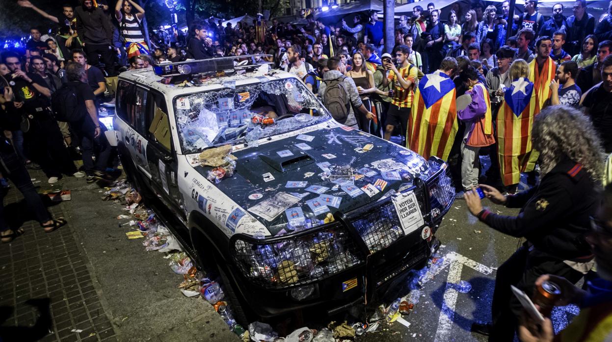 Un coche de la Guardia Civil, destrozado durante el asalto a la Consejería de Economía catalana del 20-S de 2017