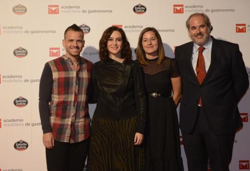 Dabiz Muñoz, junto con la presidenta Isabel Diaz Ayuso, Marta Campillo, que recibió el premio a la mejor sala por su labor en DiverXo, y Luis Suárez de Lezo, presidente de la Academia Madrileña de Gastronomía.