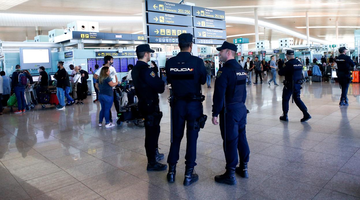 Tres agentes de la Policía Nacional, ayer en la terminal de la T1 de El Prat