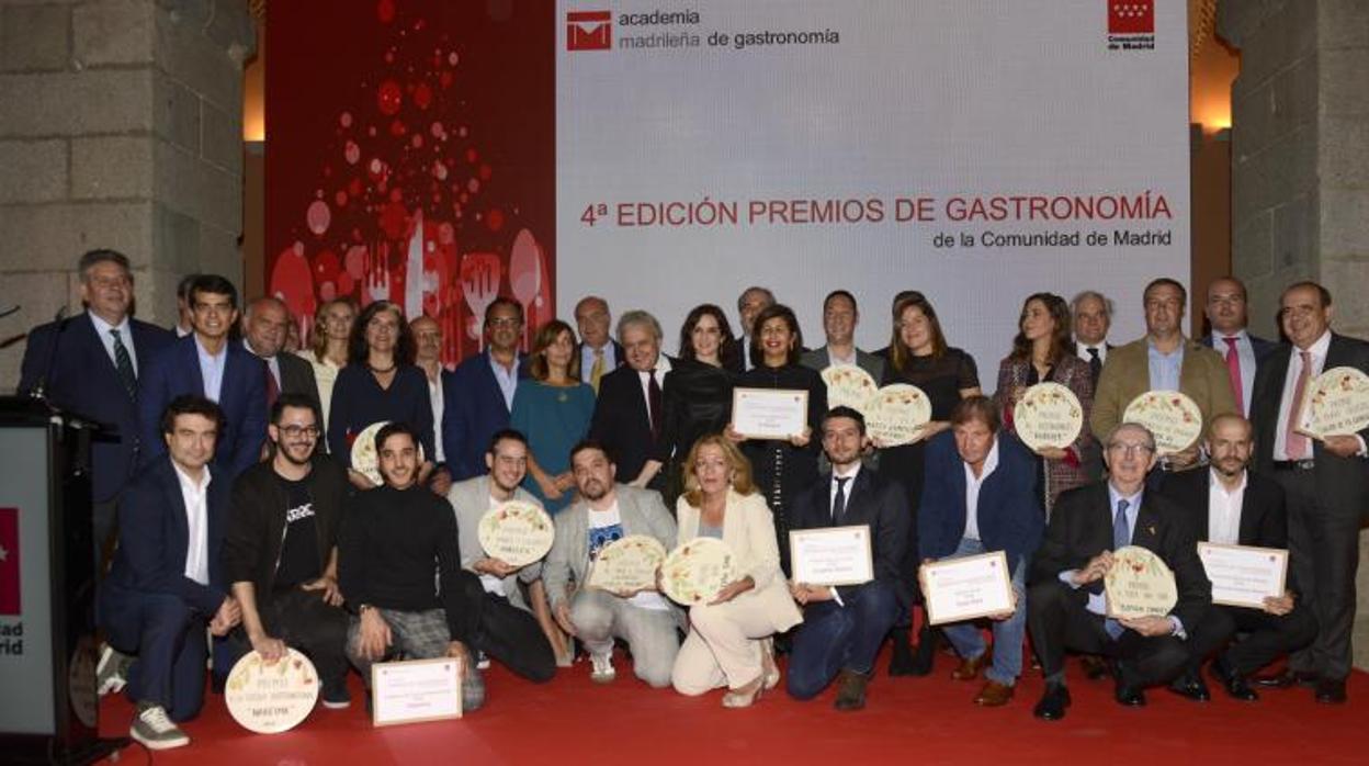 Foto de familia de los galardonados en la IV edición de los Premios de Gastronomía de la Comunidad