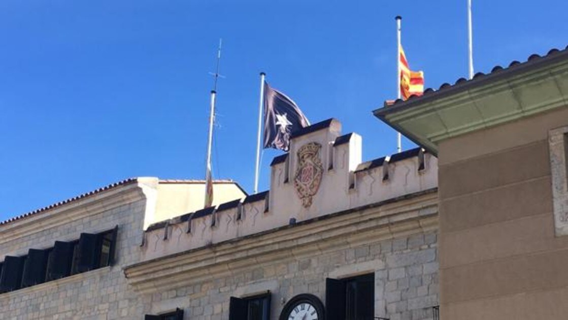 Bandera negra y bandera de Cataluña en la fachada del Ayuntamiento de Gerona, hoy