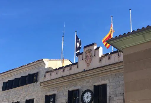 Banderas en el Ayuntamiento de Gerona, hoy
