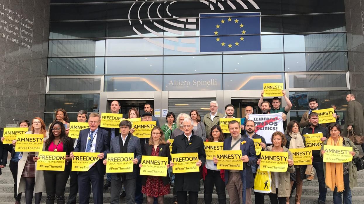 Protesta de Carles Puigdemont con varios eurodiputados, ayer frente al Parlamento Europeo