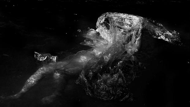 «Asphyxia», un rechazo del plástico para fomentar conciencia medioambiental