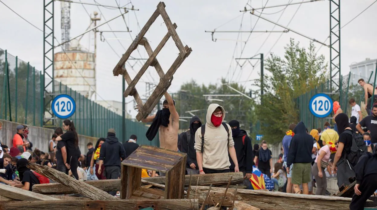 Jóvenes independentistas cortan la línea del AVE en Gerona