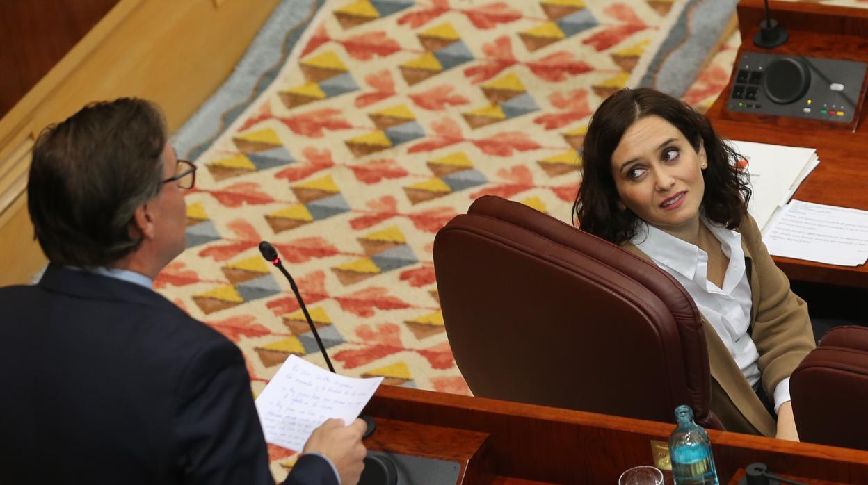 La presidenta Díaz Ayuso escucha al portavoz del PP en la Asamblea, Alfonso Serrano