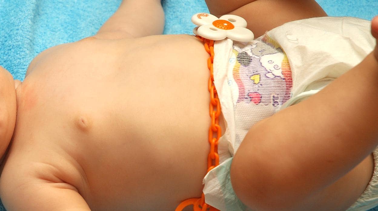 Imagen de archivo de un bebé en pañales
