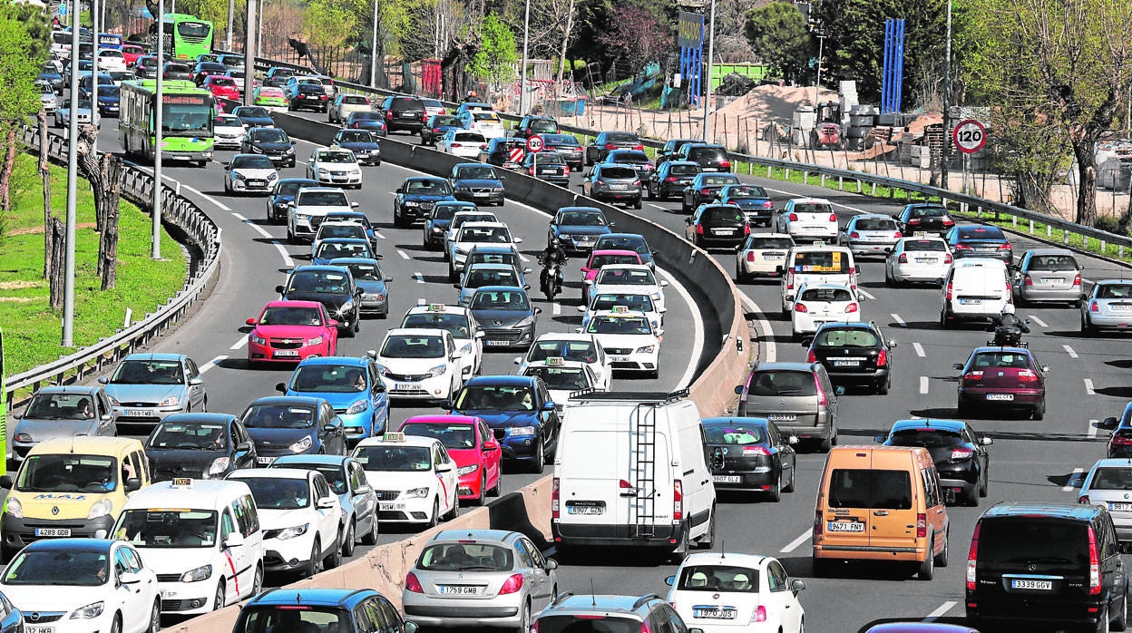 Atasco de vehículos en la A-2