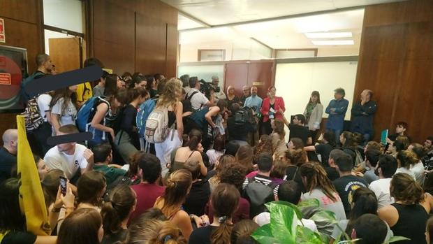 El encierro de estudiantes en el rectorado de la UdL  paraliza las clases en la Facultad de Letras