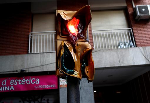 Un semáforo quemado en Barcelona