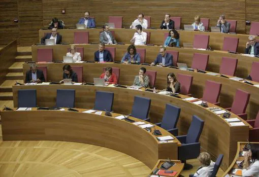 Imagen de los sillones de los consellers vacíos y de la mayoría de los diputados de Compromís ausentes