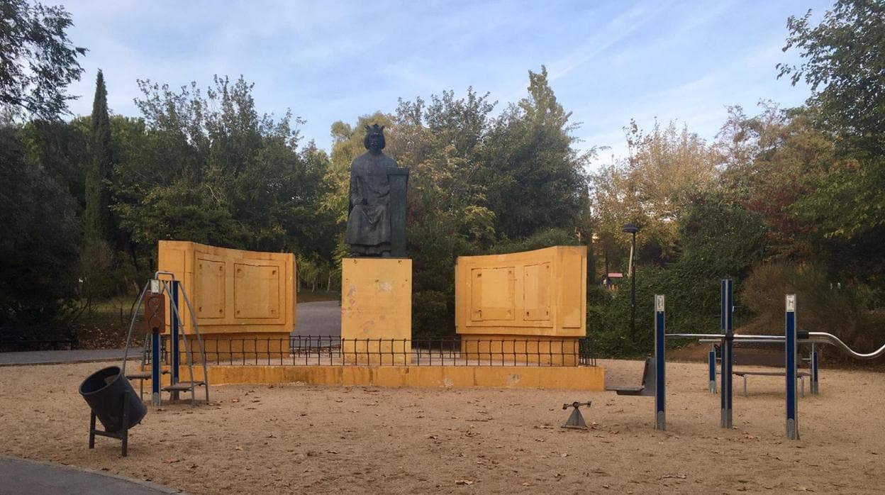 La escultura de Alfonso X El Sabio se encuentra en el parque de las Tres Culturas desde la década de los 90