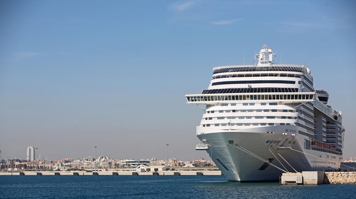 Imagen de archivo de un crucero atracado en el puerto de Valencia