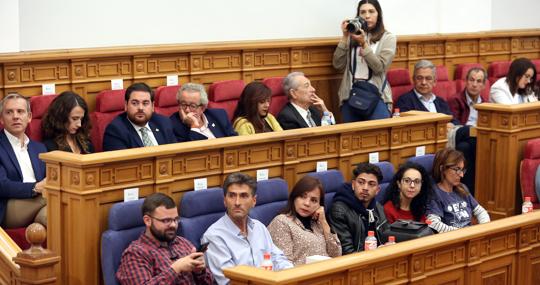 Algunos de los asistentes al pleno celebrado en las Cortes contra la pobreza