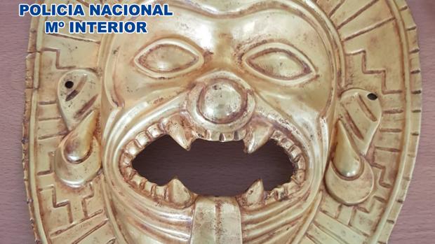 Detienen en Barajas a dos expoliadores de Colombia con una máscara de oro de 200.000 euros