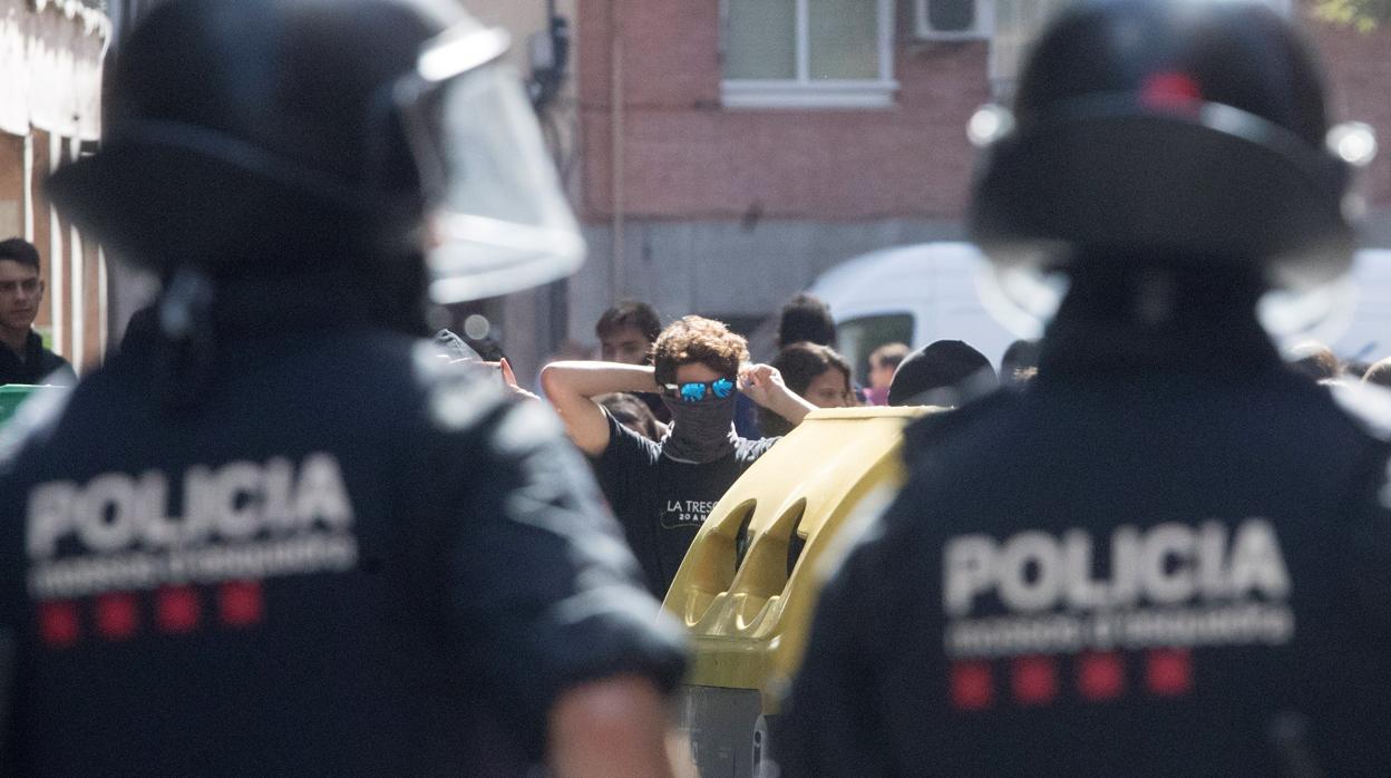 Dos mossos, ayer en Barcelona