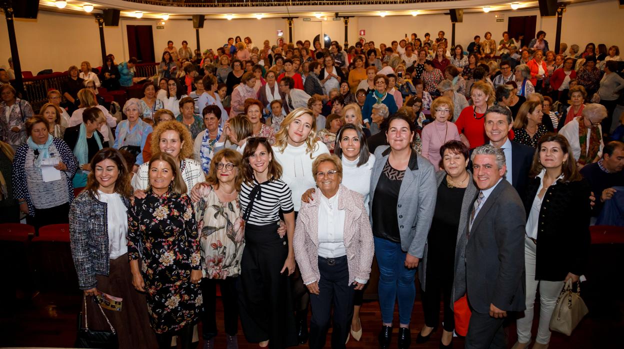 Las premiadas por la Federación Nacional de la Mujer Rural posan junto a la presidenta de la entidad en el Teatro Juan Bravo de Segovia