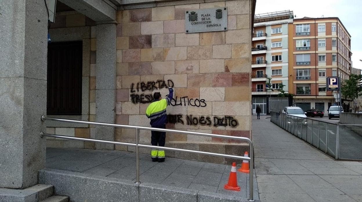 La Subdelegación del Gobierno en Zamora amaneció este miércoles con pintadas a favor del indepedentismo de Cataluña