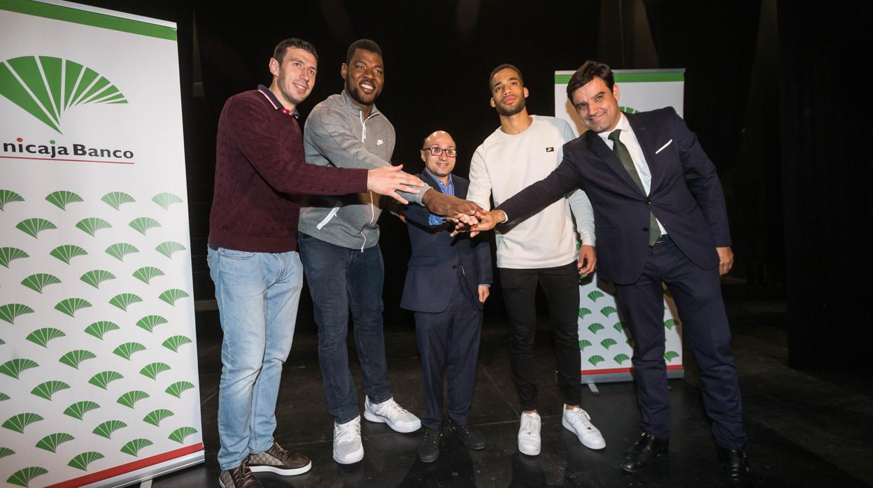 El actor Jesús Vidal, junto al director territorial de Unicaja Banco en Valladolid, Manuel Rubio, y algunos de los jugadores del Club de Baloncesto de Valladolid que acudieron a su conferencia