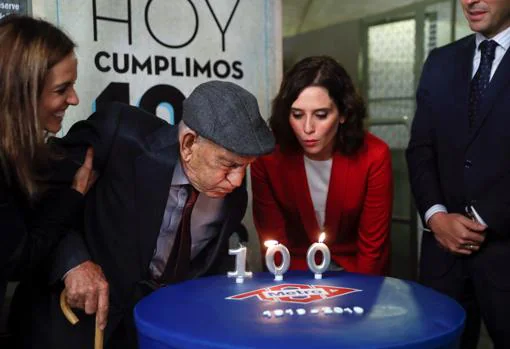 José Santos, el viajero que nació el mismo día en que se estrenó el Metro, apaga las velas de la tarta gigante con la presidenta Ayuso, el vicepresidente Aguado y la consejera delegada de Metro, Silvia Roldán