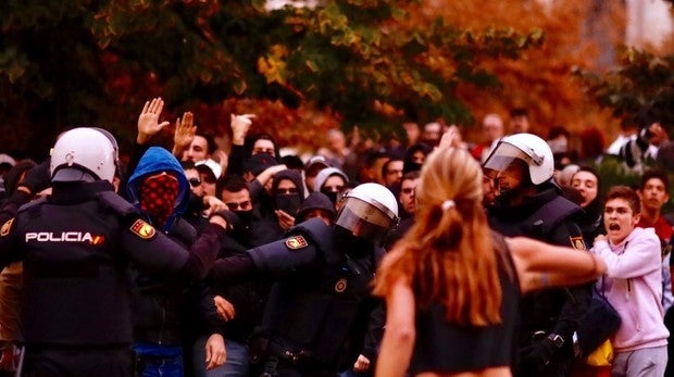 Tensión en Zaragoza al coincidir dos manifestaciones a favor y en contra del independentismo catalán