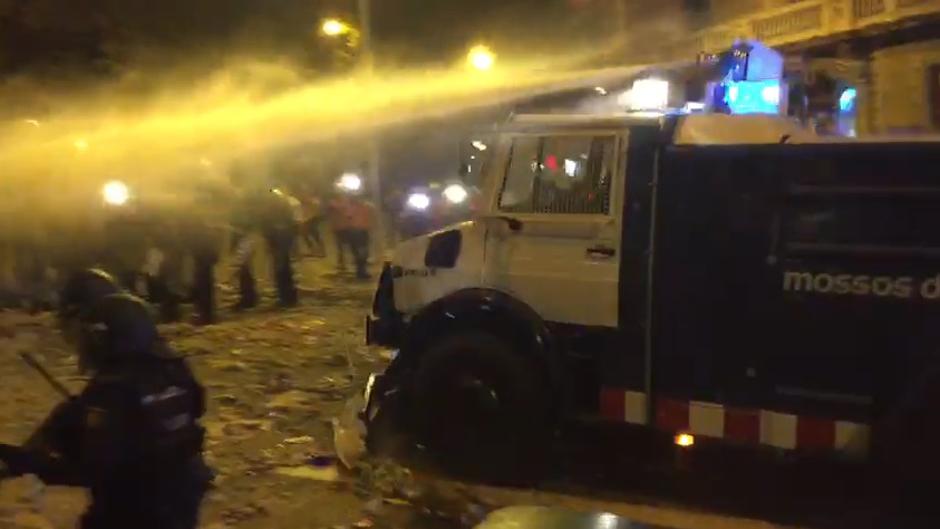 Última hora: Los Mossos recurren por primera vez en su historia al camión de agua