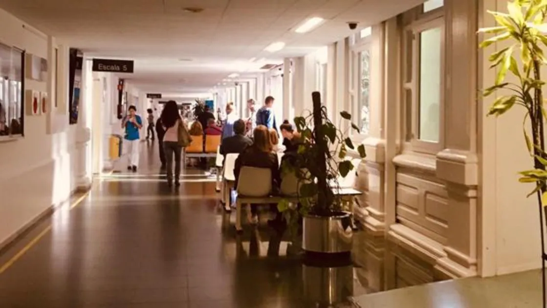 Pacientes esperan a ser visitados en el edificio central del Hospital Clínic esta mañana
