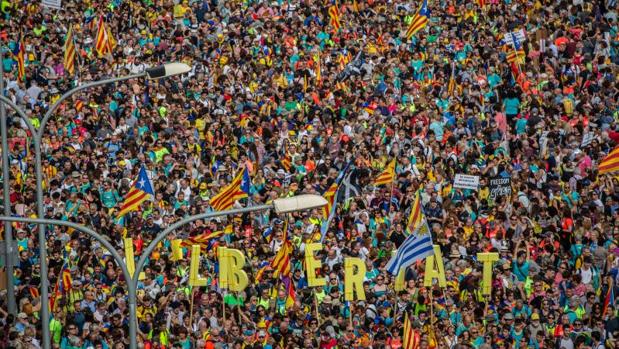 Masiva manifestación en el centro de Barcelona contra sentencia del «procés»