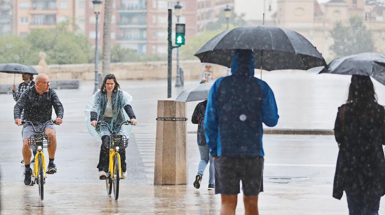 Imagen de archivo de una jornada de lluvias en Valencia