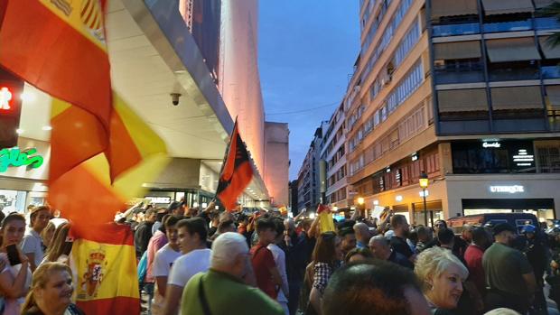 El choque entre independentistas y la ultraderecha en Valencia se salda con dos detenidos y dos heridos