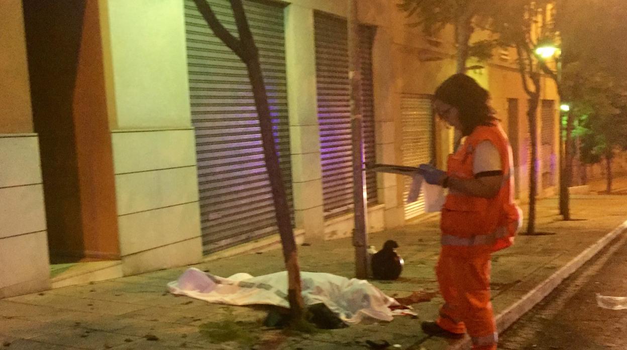 Imagen de una sanitaria junto al cadáver del motorista